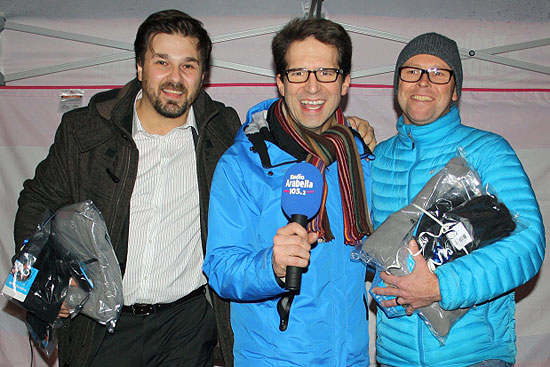 Stefan Gmeiner (rechts) von Columbia übergibt 80 Wärme-Pakete an Tobias Irl (links) vom Kältebus. Der Radiomoderator Uli Flor verkündete die gesamte Spendensumme von rund 13.000 Euro. Foto: Columbia